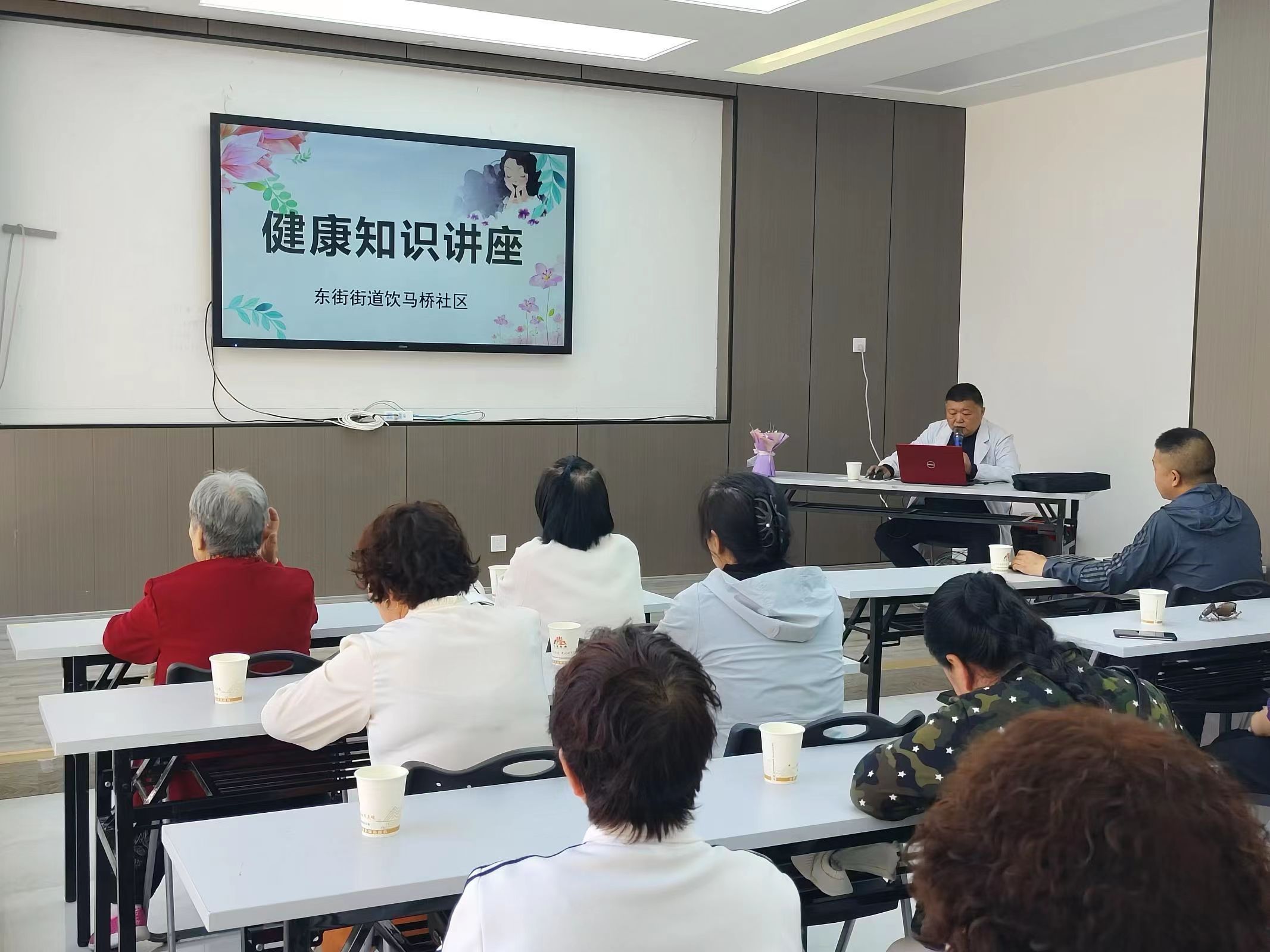 甘州区东街街道饮马桥社区开展健康知识讲座